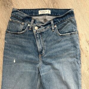 BNWT Abercrombie 90’s straight ultra high rise jeans